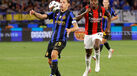 Barella recebe a bola em jogo com o AC Milan