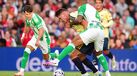 Viktor Gyökeres, avançado do Arsenal, é agarrado por Natan, defesa do Betis