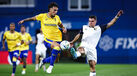Os jogadores de Estoril e Famalicão em ação