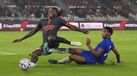 Rafael Leão em disputa com Josh Acheampong, em jogo de pré-época na Indonésia