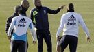 Mourinho aponta e fala com jogadores do Real Madrid num treino