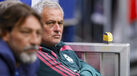 José Mourinho tranquilo junto ao banco de suplentes do Real Madrid