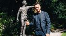 Xavi Hernández, selecionador da Holanda, ao lado da estátua de Johann Cruyff