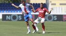 Figueiredo e Pedro Ferreira lutam pela bola no jogo em Alverca
