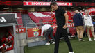 Marco Silva junto ao banco de suplentes do Benfica