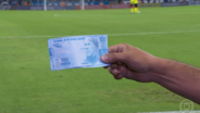 Adeptos do Cruzeiro não perdoam Leonardo Jardim e mostram notas com a cara do treinador... com nariz de Pinóquio