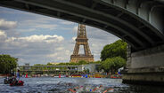 Nadar aos pés da Torre Eiffel