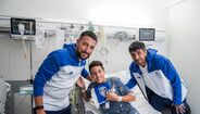 Farioli e equipa técnica visitam crianças no Hospital de São João, no Porto
