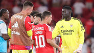 Trubin cumprimentou Samuel Soares após o final do Benfica-Hearts