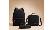 Mochila, lancheira e estojo em preto com detalhes vermelhos, disponíveis no Continente