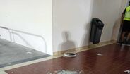 Vários destroços de vidro no chão do Santa Clara após acidente