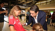 Rui Costa dá autógrafo a jovem adepto