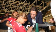 Rui Costa dá autógrafo a jovem adepto