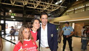 Rui Costa tira fotografia com adepto