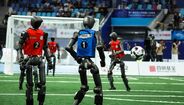 Robôs jogam futebol no World Humanoid Robot Games