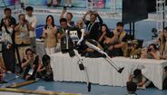Robô pratica salto em comprimento no World Humanoid Robot Games