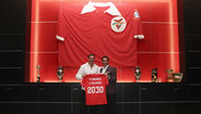 João Palhinha apresentado no Benfica com Rui Costa ao lado