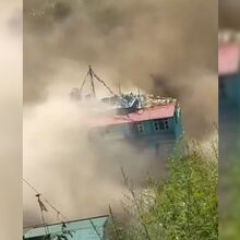 Video terrificante mostra il momento in cui una valanga di ghiaccio e roccia distrugge una casa in Nepal