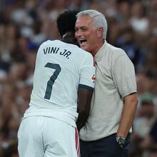 Mourinho und die Beziehung zu Vinícius Jr: «Wir sprechen dieselbe Sprache... Es ist einfacher, um Witze zu machen»