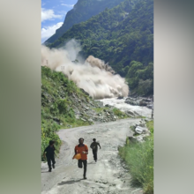 Un lavoratore riprende il momento in cui si mette in salvo da un'alluvione in Nepal