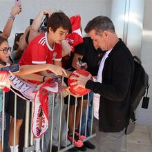 Dutzende Fans empfingen die Benfica-Mannschaft in Beja