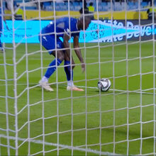 Insólito: guarda-redes do Al Hilal deu a bola ao defesa para marcar pontapé de baliza e árbitro assinalou... penálti