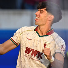 Rodrigo Ribeiro segna nella vittoria dell'Augsburg sullo Schalke 04