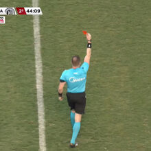 Cenas surreais no Brasil: jogo da Série D acaba com pancadaria e jogadores correndo uns atrás dos outros
