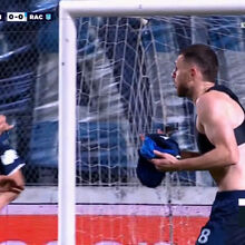 Insolito: il giocatore è rimasto senza maglietta, ha chiesto il pallone, ha reclamato il rigore e l'arbitro... ha concesso
