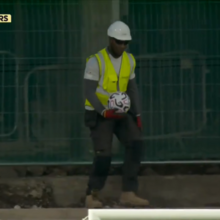 Insólito: Aston Villa-Arsenal está a ser jogado com obras em andamento na bancada