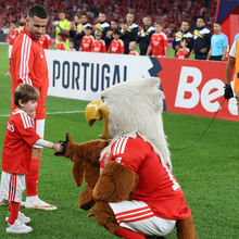 Quem é Salvador, o menino que entrou em campo com Rafa antes do Benfica-Estoril