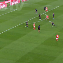 Le but spectaculaire depuis le milieu de terrain de Lenglet lors de Benfica-Estoril : Dahl a même mis les mains sur la tête