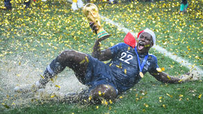 Benjamin Mendy vende réplica da taça de campeão do mundo por 54 mil euros