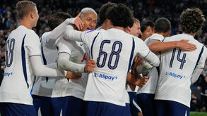 Jogadores do Tottenham celebram o golo de Richarlison frente ao Chelsea nos descontos