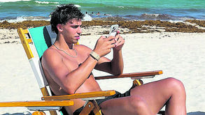 João Félix na praia, no mesmo dia em que foi fotografado com Clara Cremaschi