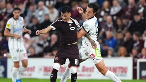 Hearts batido fora de portas