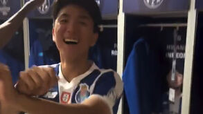 Jogadores do FC Porto fizeram a festa no balneário e Inbeom Hwang até brilhou ao som de 'Gangnam Style'