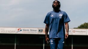 Tolu Arokodare antes de entrar em campo pelo Ajax contra o Volendam