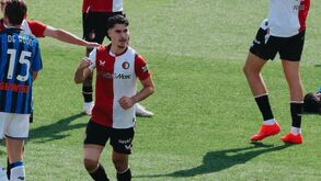 Shaqueel van Persie celebra golo frente à Atalanta