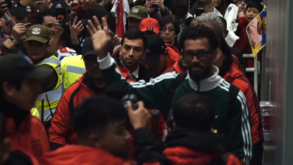 Loucura: adeptos do Colo Colo 'invadem' aeroporto no Chile para receber Vozinha