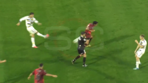 Paredes volta a fazer das suas: médio chutou a bola contra adversário... e o caldo entornou