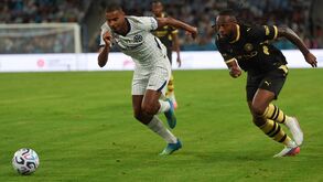 Antoine Semenyo tenta ultrapassar Andy Diouf
