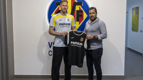 Péter Gulácsi apresentado como novo guarda-redes do Villarreal