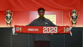 Flourish Sabastine assina pelo Benfica até 2029