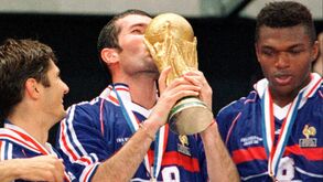 Zizou ergue troféu