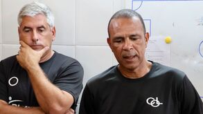 Costinha, treinador principal, e José Sousa, adjunto, no balneário do Oriental