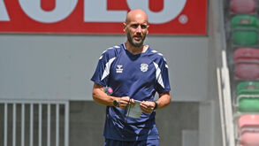 Técnico Mitchell van der Gaag orienta hoje dupla sessão de trabalho