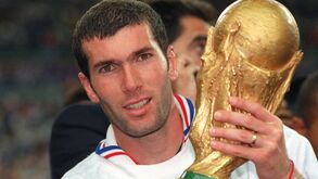 Zinedine Zidane com o troféu de campeão mundial em 1998