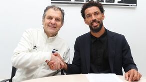 Vozinha assina pelo Colo Colo ao lado do presidente Aníbal Mosa
