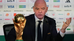 Gianni Infantino cada vez mais só